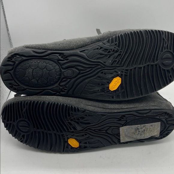 Manitobah Mukluks Boots Leather Proudly Indigenous Grey Size 9 Vibram Sole - Picture 7 of 8
